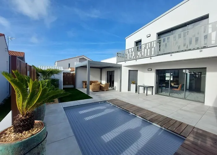 Récente Spacieuse Piscine St Gilles Villa